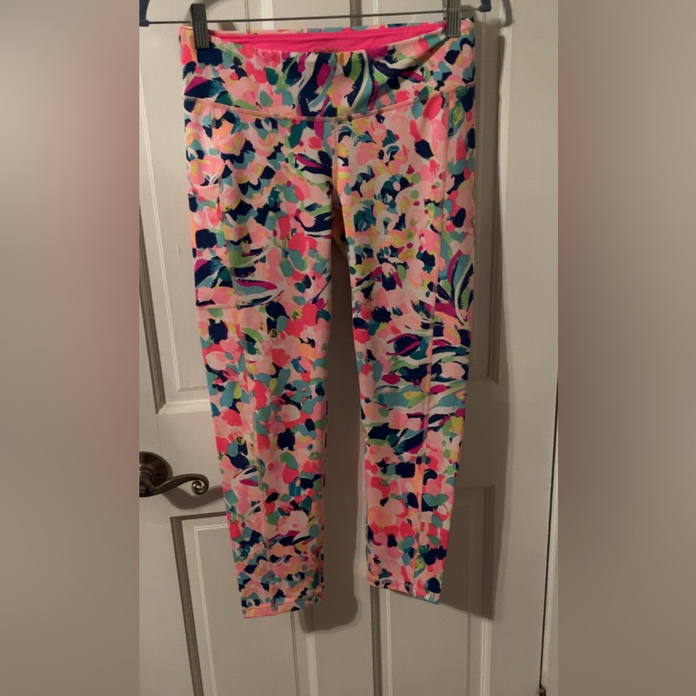 Lilly Pulitzer UPF 50+ Weekend Midipa Leggings in “Pina Colada Club”. Size M.